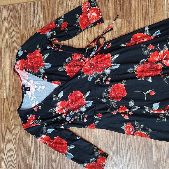 A. Byer Ladies V-Neck Floral Dress,  X-Large,  Black and Roses Floral Dress - Picture 2 of 7